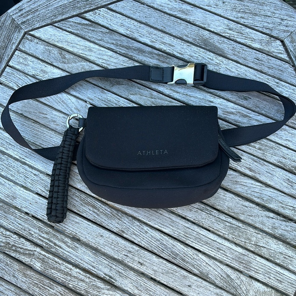 Athleta Revive convertible waistbag/clutch